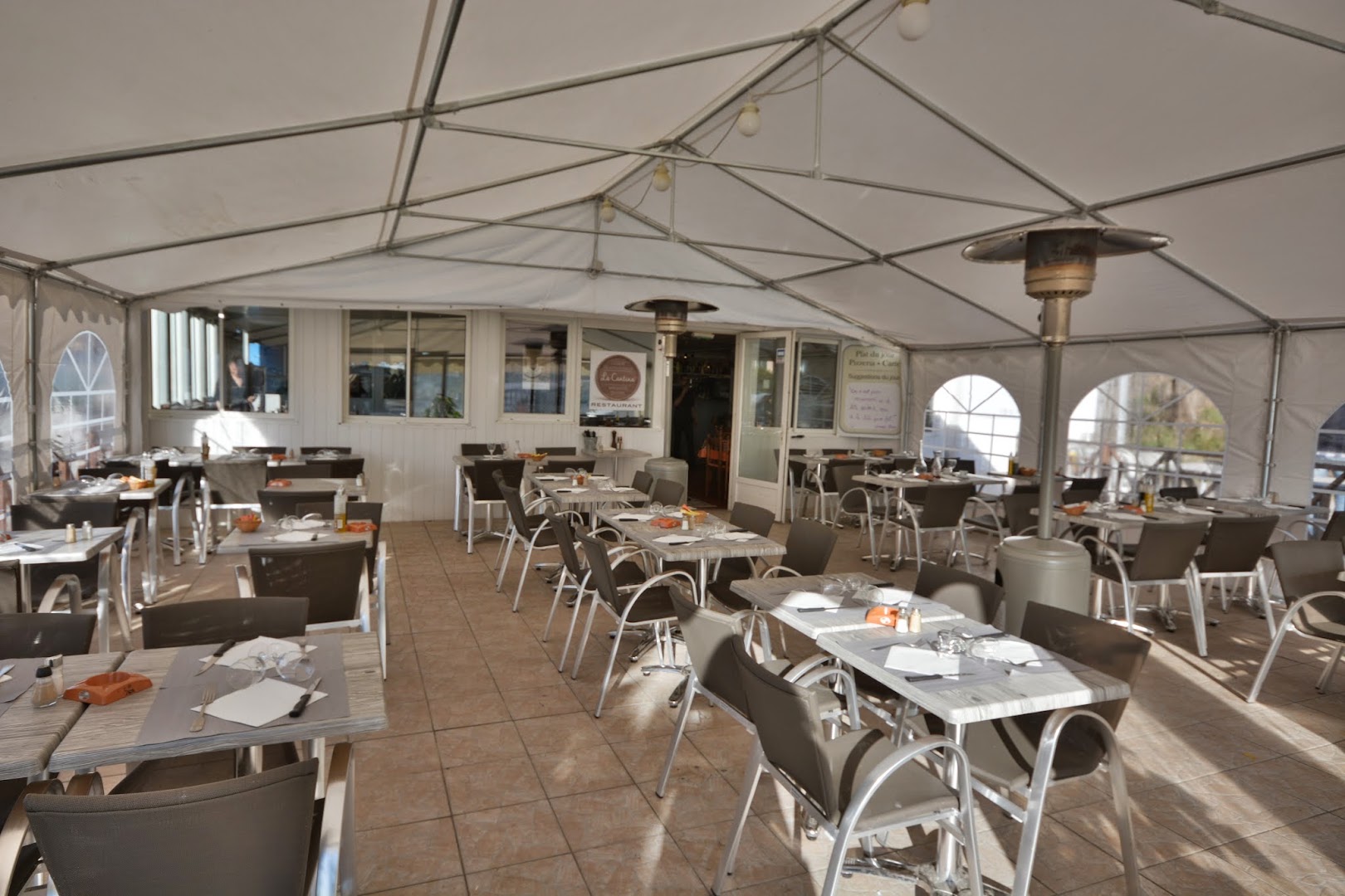 Une terrasse couverte avec ses tables dressées