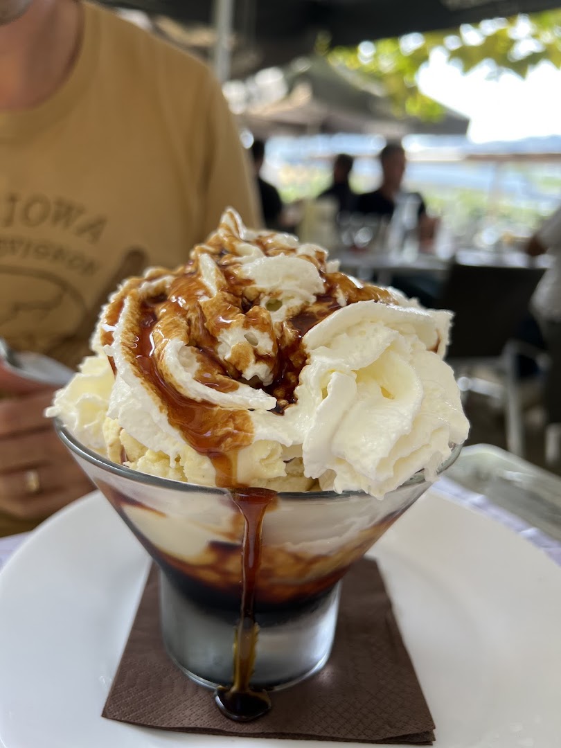 Une coupe glacée au caramel et à la crème