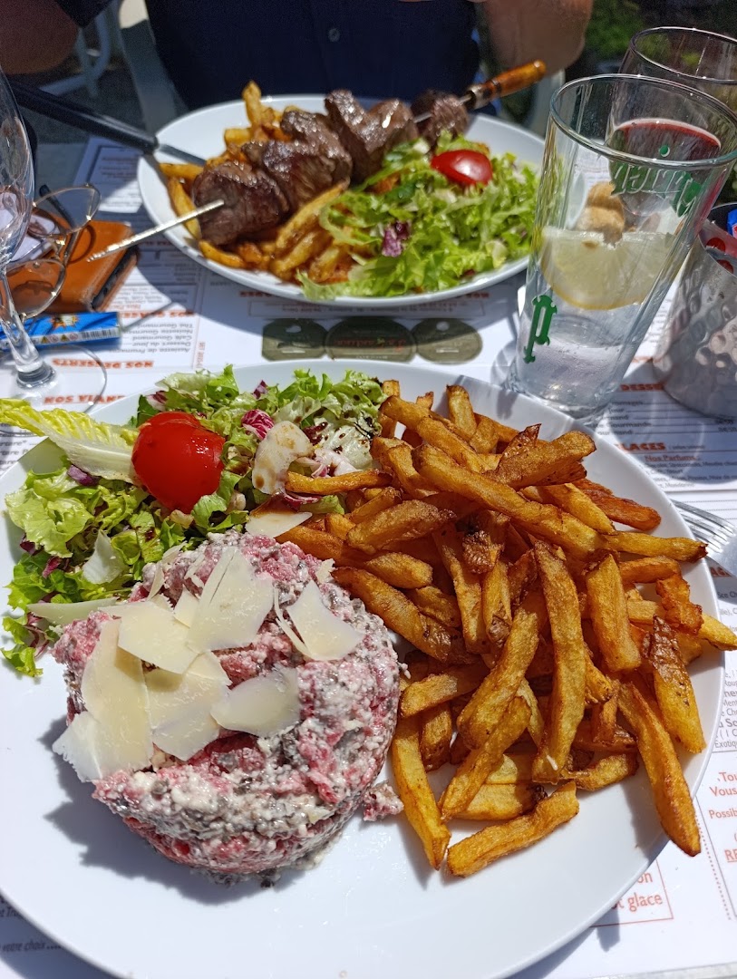 Un tartare de bœuf avec frites et salade